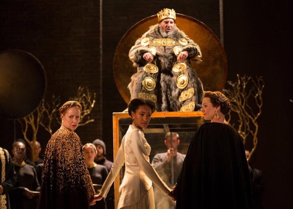 莎士比亚在《李尔王》中如何使用象征主义来增强戏剧的主题？